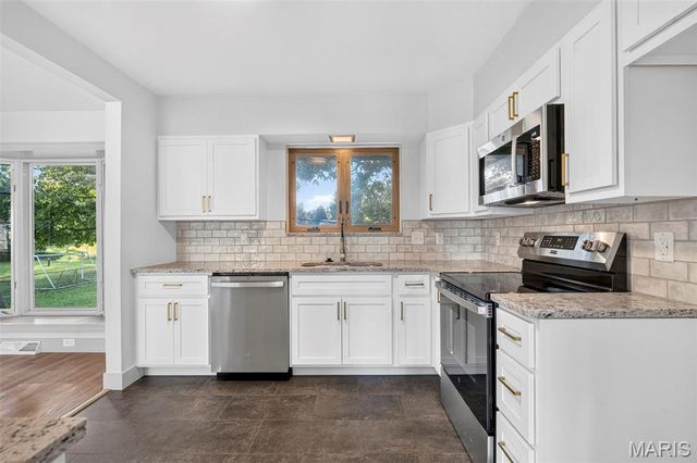 10121 Pinehurst Drive, St Louis, MO 63114