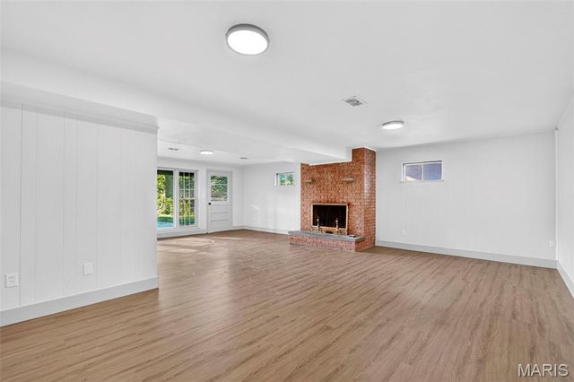 10121 Pinehurst Drive, St Louis, MO 63114