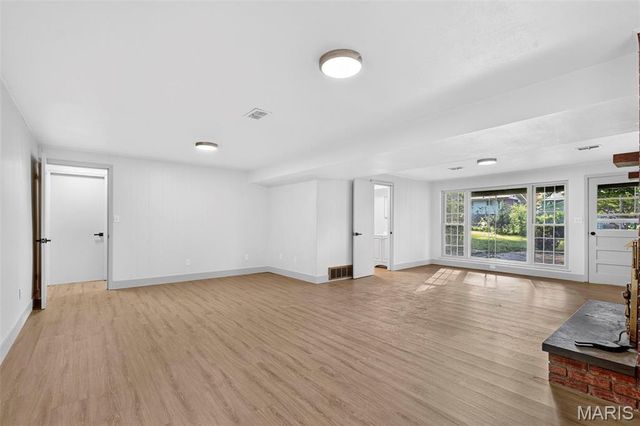 10121 Pinehurst Drive, St Louis, MO 63114