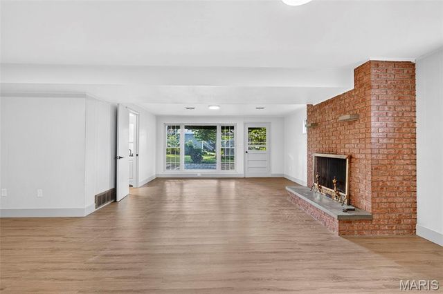 10121 Pinehurst Drive, St Louis, MO 63114