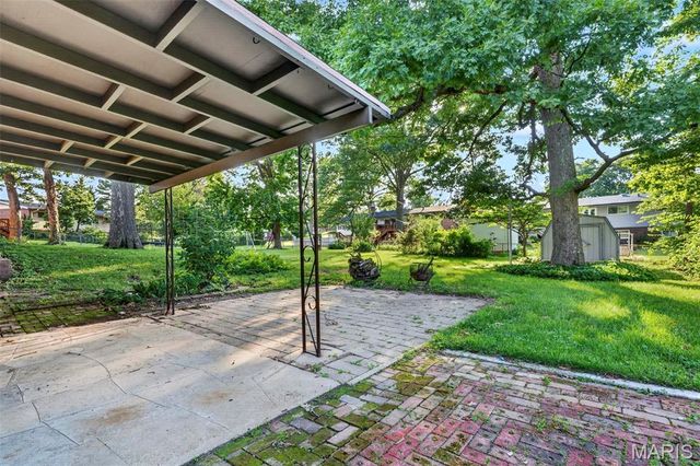 10121 Pinehurst Drive, St Louis, MO 63114