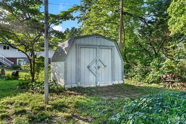 10121 Pinehurst Drive, St Louis, MO 63114