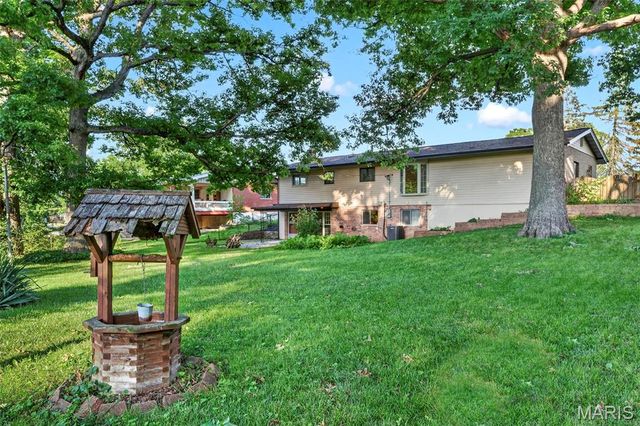10121 Pinehurst Drive, St Louis, MO 63114