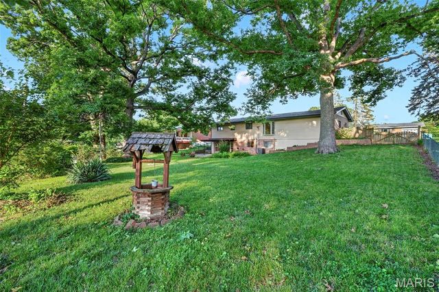 10121 Pinehurst Drive, St Louis, MO 63114