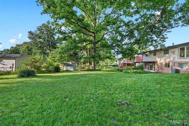 10121 Pinehurst Drive, St Louis, MO 63114