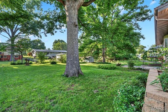 10121 Pinehurst Drive, St Louis, MO 63114