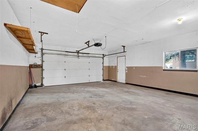 10121 Pinehurst Drive, St Louis, MO 63114