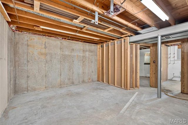 10121 Pinehurst Drive, St Louis, MO 63114