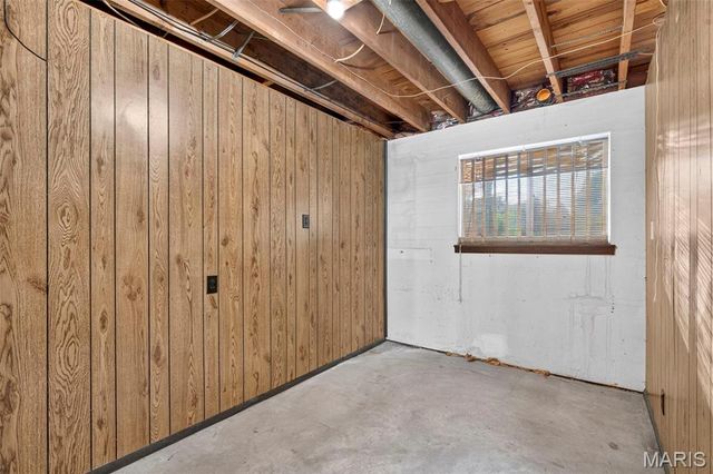 10121 Pinehurst Drive, St Louis, MO 63114