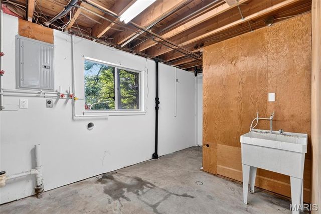 10121 Pinehurst Drive, St Louis, MO 63114