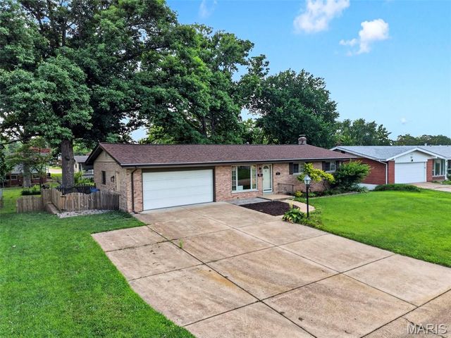10121 Pinehurst Drive, St Louis, MO 63114