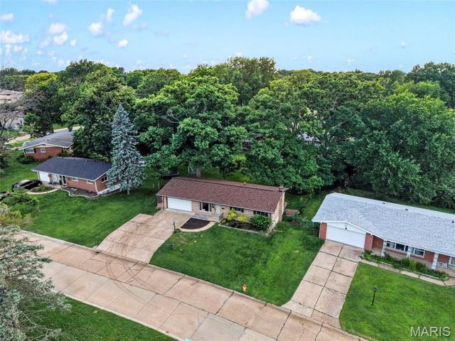 10121 Pinehurst Drive, St Louis, MO 63114
