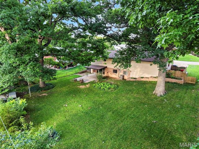 10121 Pinehurst Drive, St Louis, MO 63114