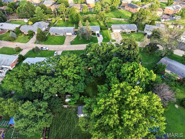 10121 Pinehurst Drive, St Louis, MO 63114