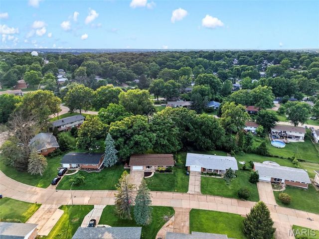 10121 Pinehurst Drive, St Louis, MO 63114