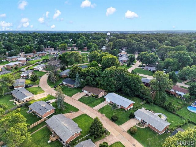 10121 Pinehurst Drive, St Louis, MO 63114