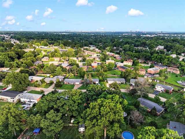 10121 Pinehurst Drive, St Louis, MO 63114