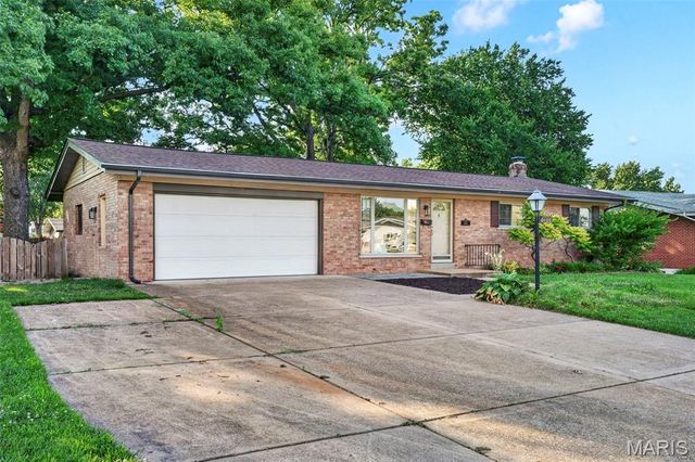 10121 Pinehurst Drive, St Louis, MO 63114