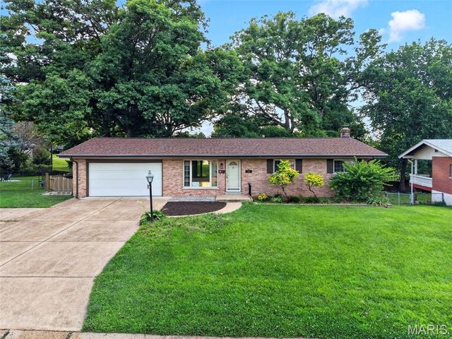 10121 Pinehurst Drive, St Louis, MO 63114