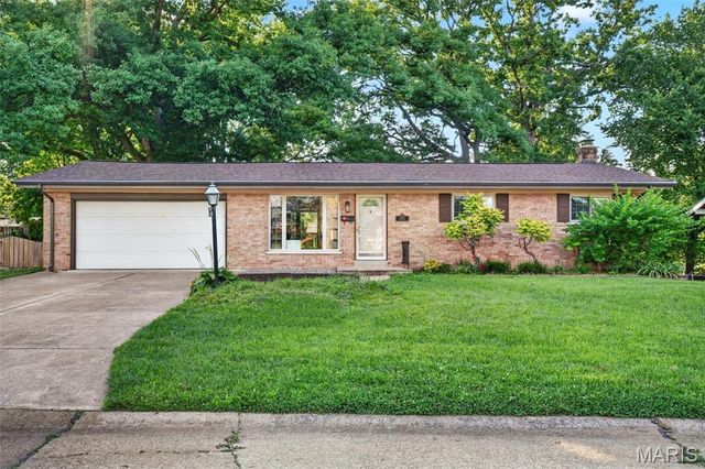 10121 Pinehurst Drive, St Louis, MO 63114
