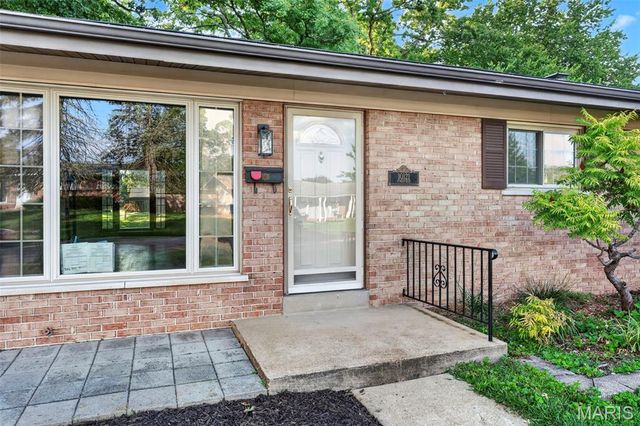 10121 Pinehurst Drive, St Louis, MO 63114