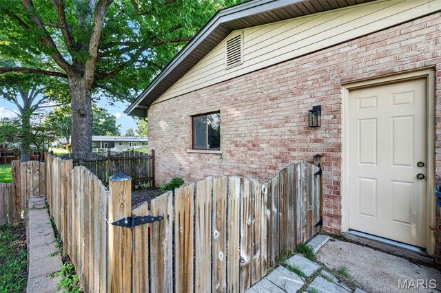 10121 Pinehurst Drive, St Louis, MO 63114