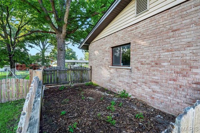 10121 Pinehurst Drive, St Louis, MO 63114