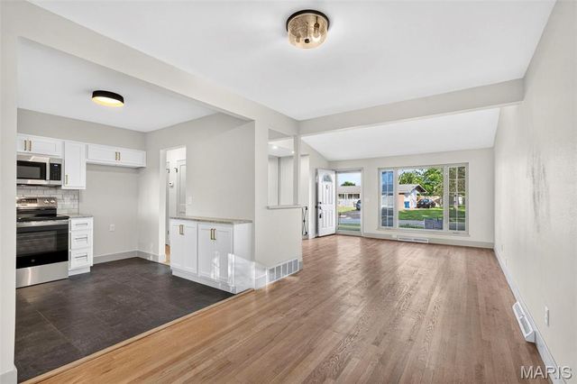 10121 Pinehurst Drive, St Louis, MO 63114