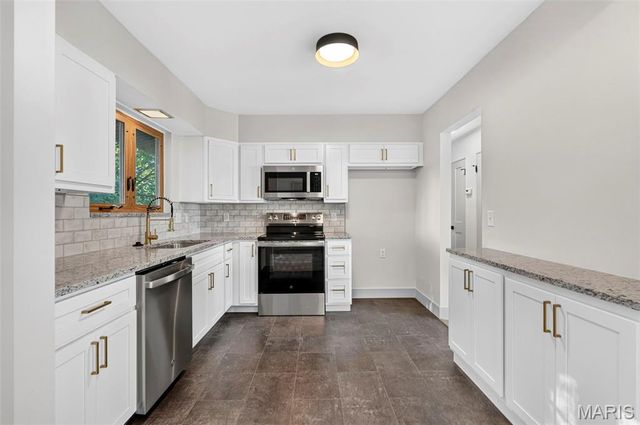 10121 Pinehurst Drive, St Louis, MO 63114