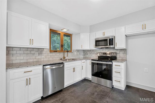 10121 Pinehurst Drive, St Louis, MO 63114