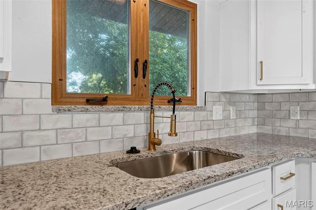 10121 Pinehurst Drive, St Louis, MO 63114