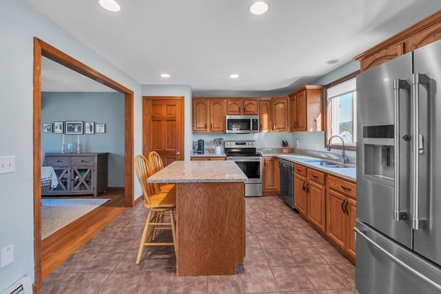 16 Richards Ave, Rutland, MA 01543