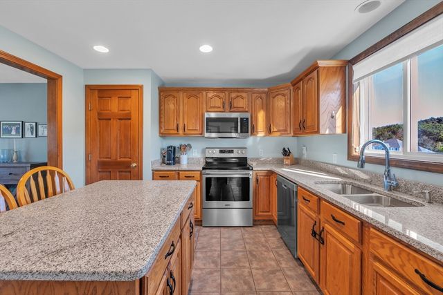 16 Richards Ave, Rutland, MA 01543