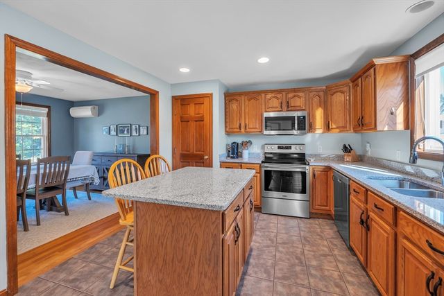 16 Richards Ave, Rutland, MA 01543