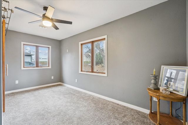 912 E 2nd St, Vinton, IA 52349