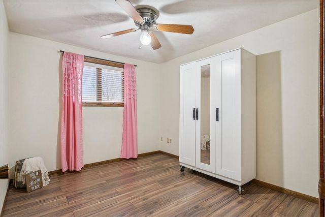 912 E 2nd St, Vinton, IA 52349