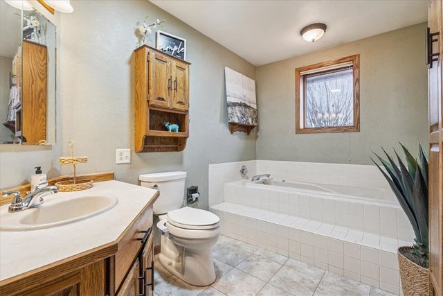 912 E 2nd St, Vinton, IA 52349