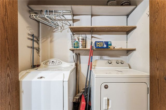 912 E 2nd St, Vinton, IA 52349