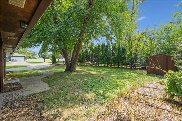 912 E 2nd St, Vinton, IA 52349