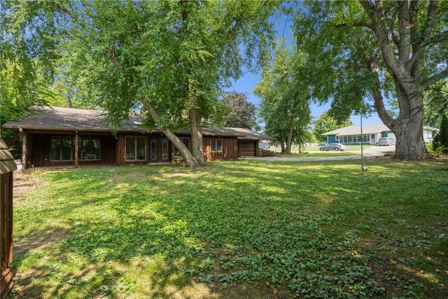 912 E 2nd St, Vinton, IA 52349