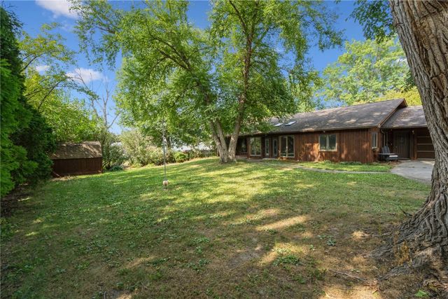 912 E 2nd St, Vinton, IA 52349