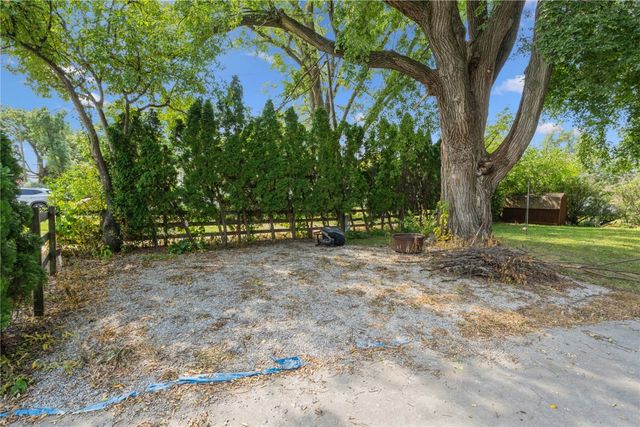 912 E 2nd St, Vinton, IA 52349