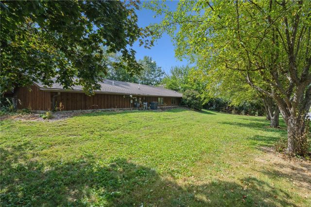 912 E 2nd St, Vinton, IA 52349