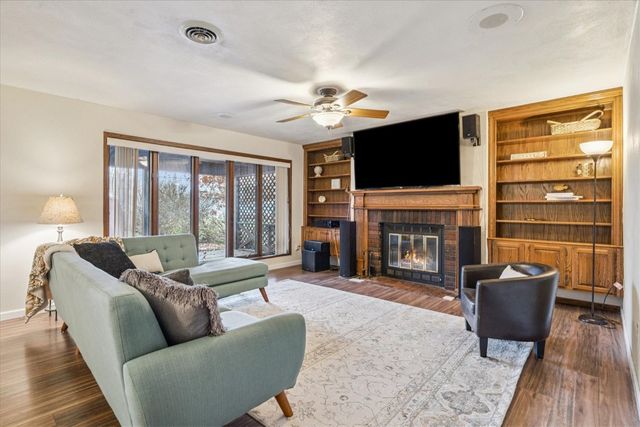 912 E 2nd St, Vinton, IA 52349