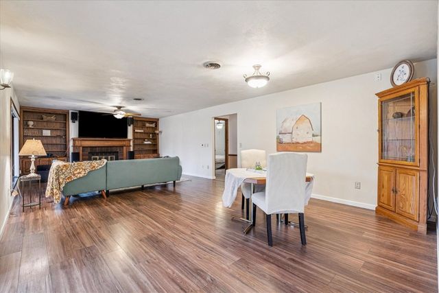 912 E 2nd St, Vinton, IA 52349