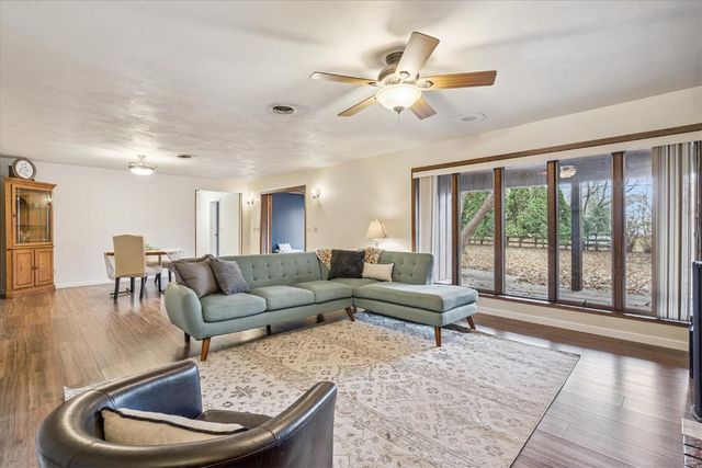 912 E 2nd St, Vinton, IA 52349