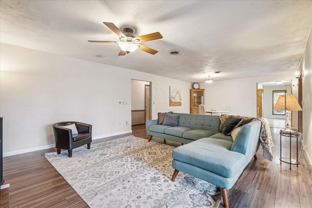 912 E 2nd St, Vinton, IA 52349