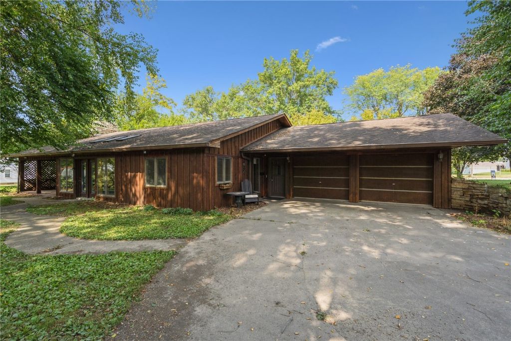 912 E 2nd St, Vinton, IA 52349