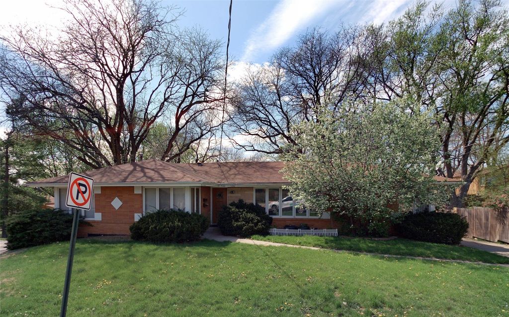 1520 & 1522 Del Matro Court, Windsor Heights, IA 50324