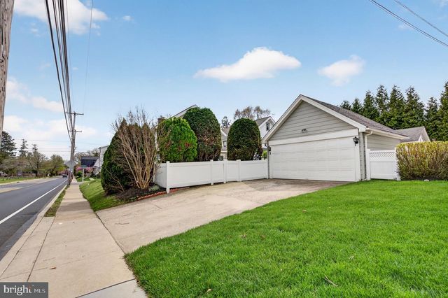 1202 EARLINGTON RD, Havertown, PA 19083